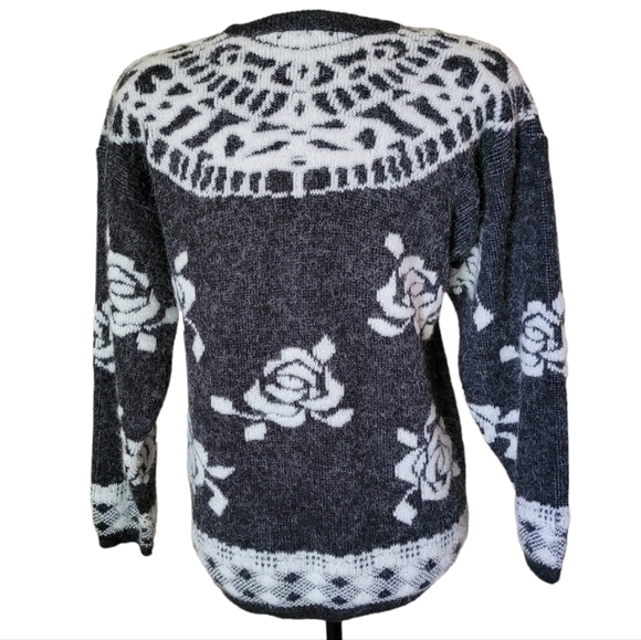 Vintage Sams Souci grey and white rose sweater size small - Picture 2 of 11
